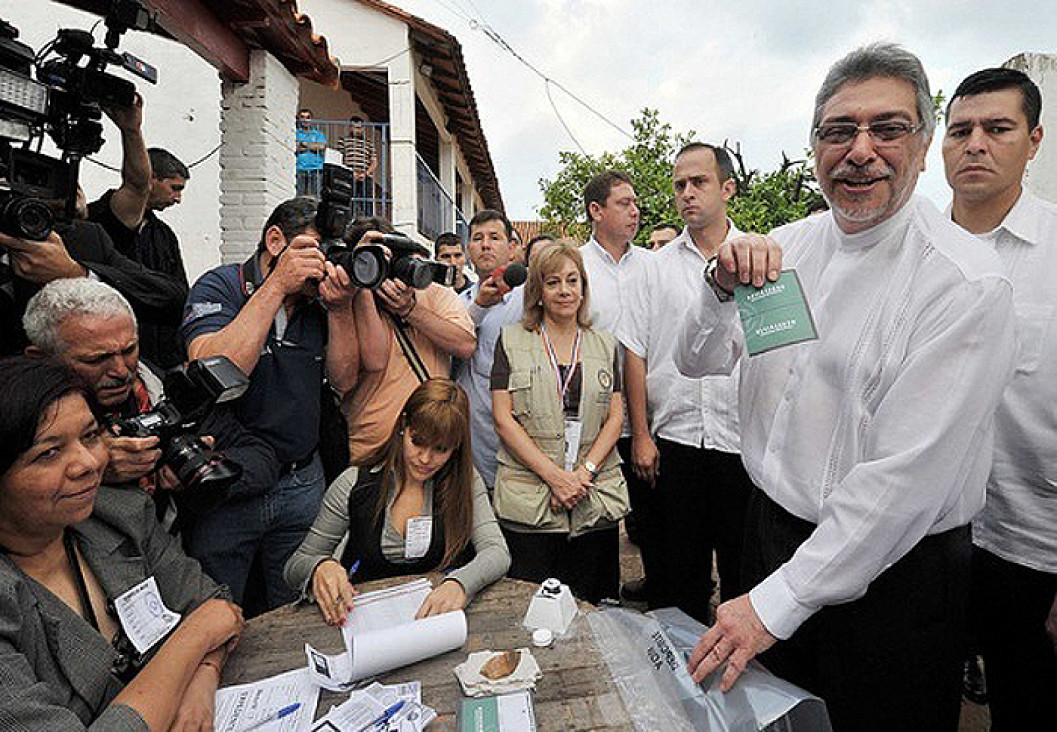 imagen Lugo va por una banca en el Senado