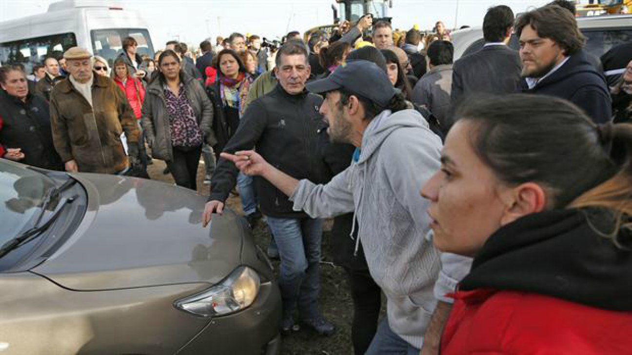 imagen Atacaron otra vez el auto que trasladaba a Macri