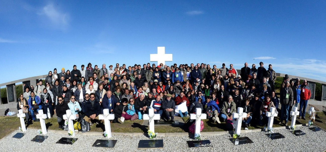 imagen Emotiva ceremonia a los soldados argentinos que ya tienen tumbas con sus nombres