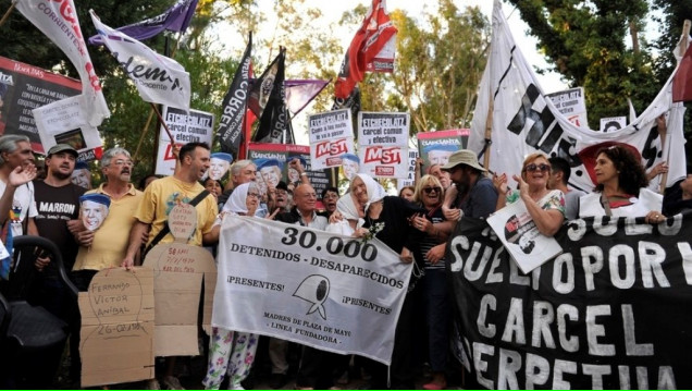 imagen Marcha masiva en contra de la prisión domiciliaria a Etchecolatz