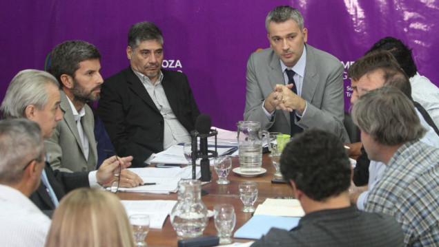 imagen Estatales: cerca del aumento por decreto y con división de los gremios