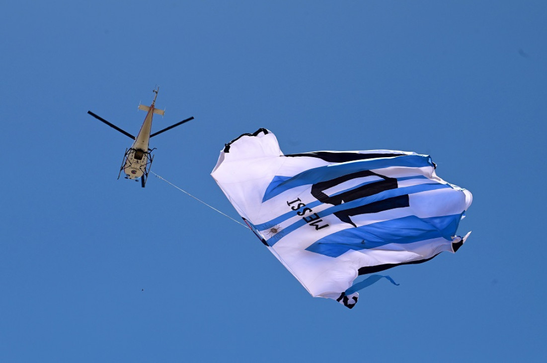imagen La camiseta de Messi más grande del mundo flameó en el cielo argentino