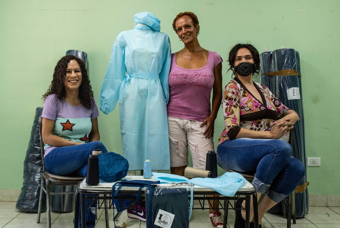 imagen La historia de dos mujeres trans que pusieron en funcionamiento una fábrica textil con la ayuda de una monja