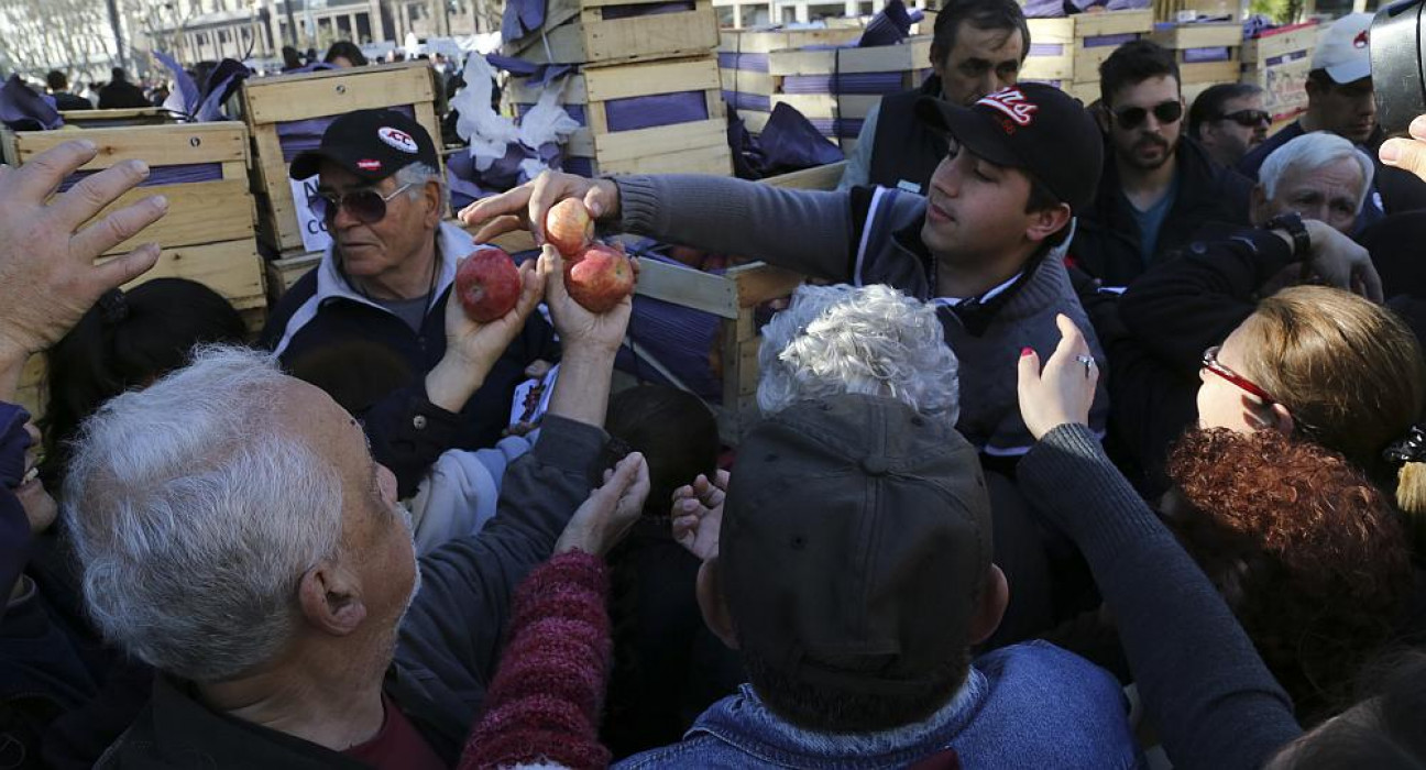 imagen En dos horas se acabó la fruta que daban en Plaza de Mayo