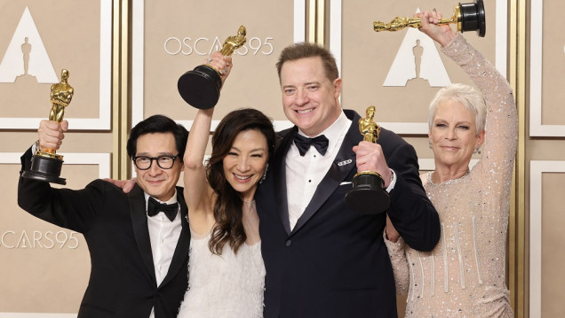 imagen "Todo en todas partes al mismo tiempo", la más premiada de la noche de los Oscar 2023