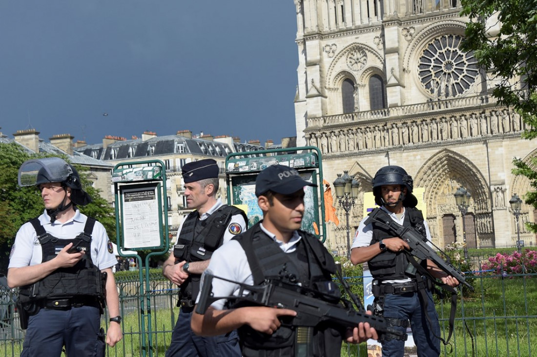 imagen Tras un tiroteo, 900 personas están atrapadas en la catedral de Notre Dame