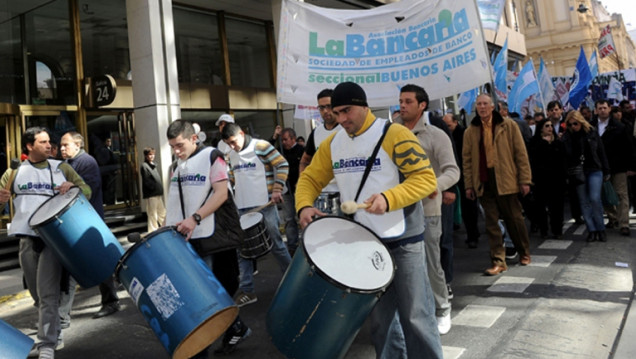 imagen Se resiente la atención en los bancos