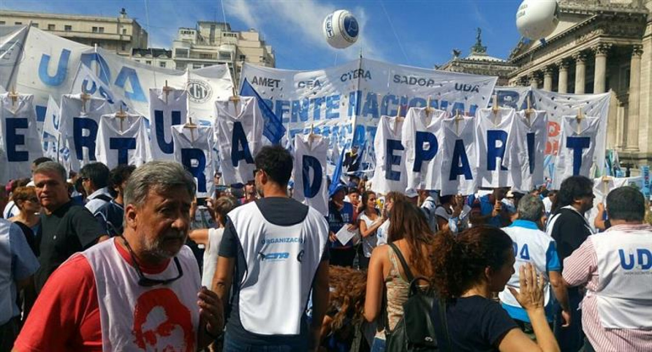 imagen Miles de docentes realizaron una marcha en el marco del paro nacional