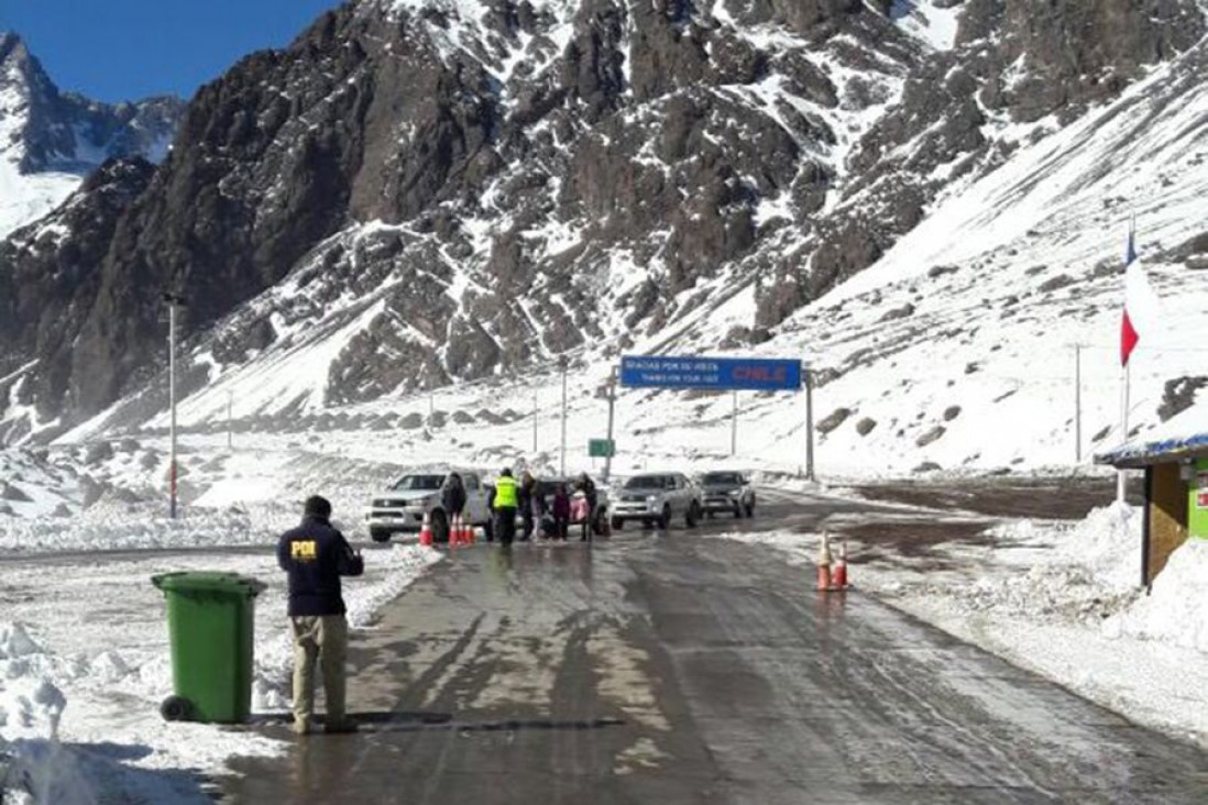 imagen El cruce a Chile sigue cerrado y ahora el problema son los camiones abandonados en la ruta