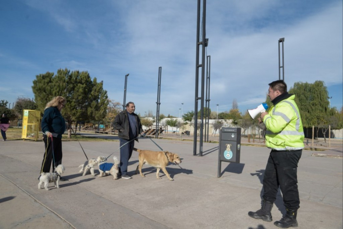 imagen Levantar las heces de las mascotas es obligatorio, pero aún no se aplican multas