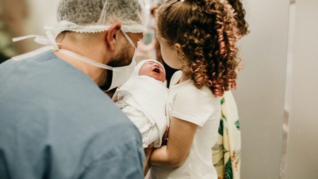 imagen Combate a la adopción ilegal: estudian un proyecto para tipificar el delito de compra-venta de niñas y niños