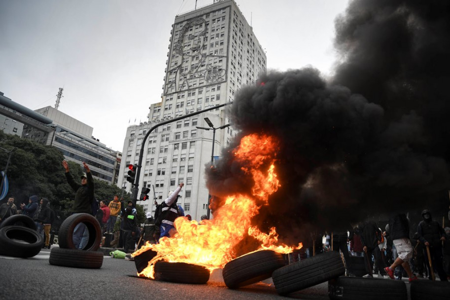 imagen Violento desalojo de organizaciones sociales de la 9 de Julio en Buenos Aries Ver Modificar Módulos Foto: Télam