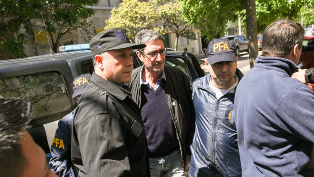 imagen Detuvieron a un docente por tirarle huevos al auto en el que se trasladaba Macri