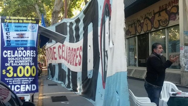 imagen Celadores no se sienten apoyados por el SUTE y piden participar en paritarias 