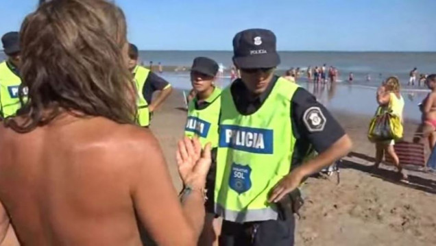imagen Miles de mujeres participaron del Tetazo en el Obelisco