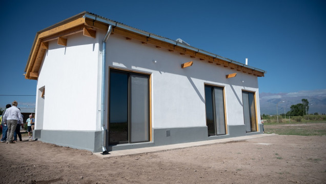 imagen Cómo es la primera casa construida con quincha que entregó el IPV