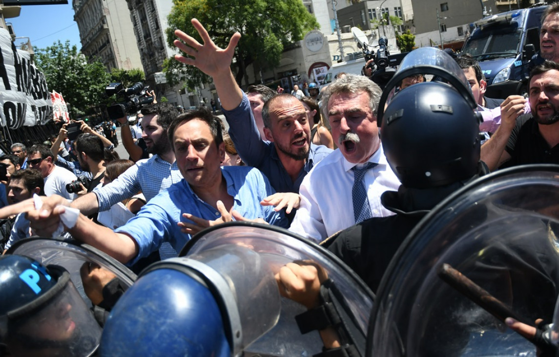 imagen Palos, gases y disturbios en las afueras del Congreso