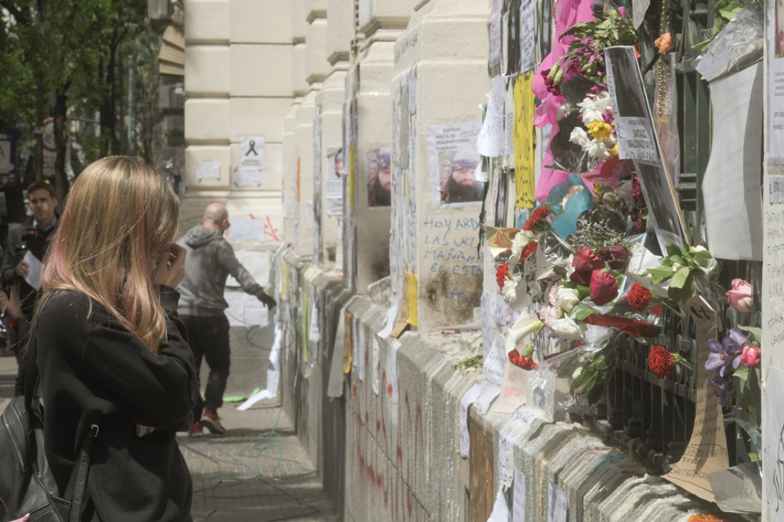 imagen El santuario de Santiago Maldonado frente a la morgue judicial