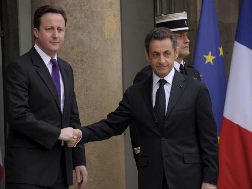 imagen Sarkozy y Cameron llegaron a Libia para reunirse con los líderes de los sublevados contra Kaddafi