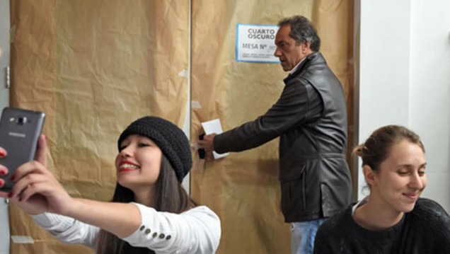 imagen Scioli se llevó una boleta del cuarto oscuro "como recuerdo"