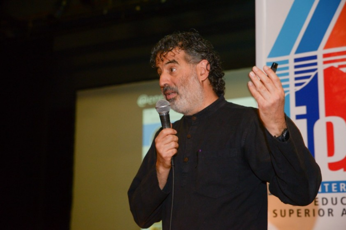 imagen Enrique Tamés: "Tres personas conectadas a internet son más eficientes que Einstein"