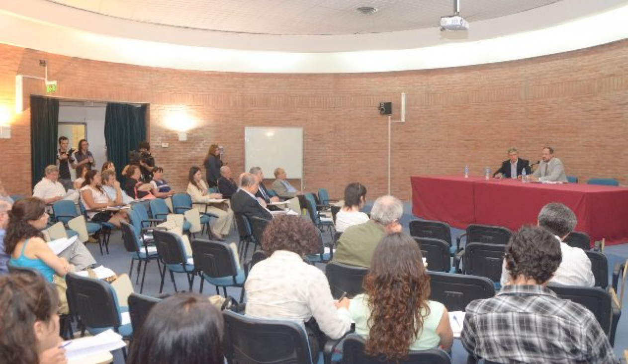 imagen UNCuyo: Presentan informe sobre pobreza, déficit habitacional y deuda pública