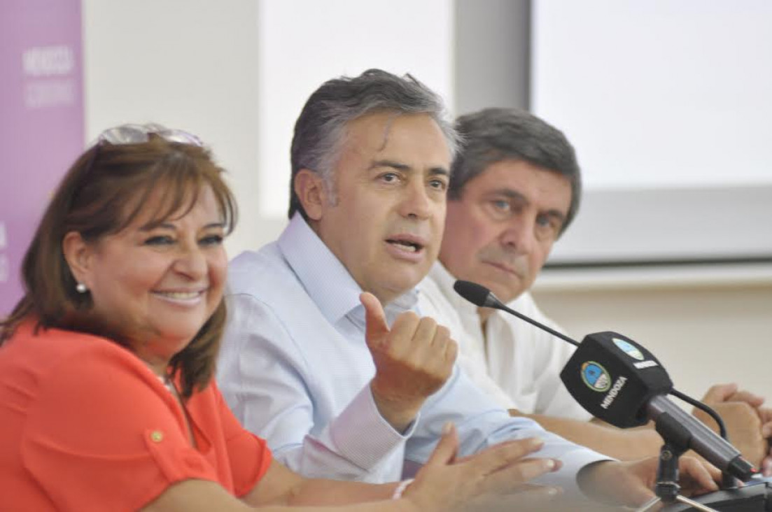 imagen Cornejo anunció el final de la deuda "pinche" en Salud
