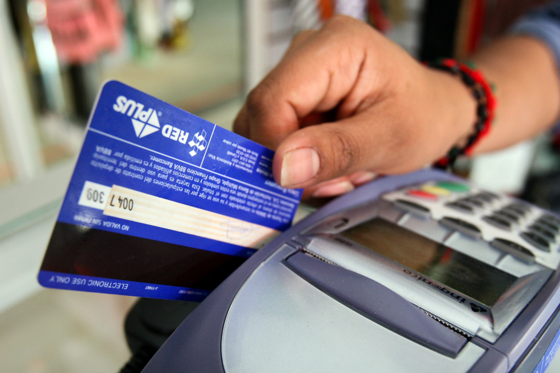 imagen Desde abril, deberán aceptar tarjetas de débito para distintas operaciones