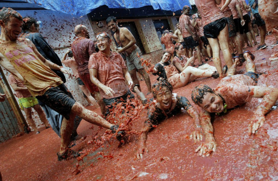 imagen En una hora se lanzaron 160 mil kilos de tomates en la Tomatina 2017