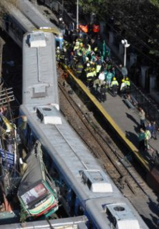 imagen Ya son 11 los muertos por el choque entre un colectivo y un tren en Flores