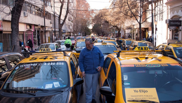 imagen Audiencia: la bajada de bandera de los taxis rondaría los $ 29