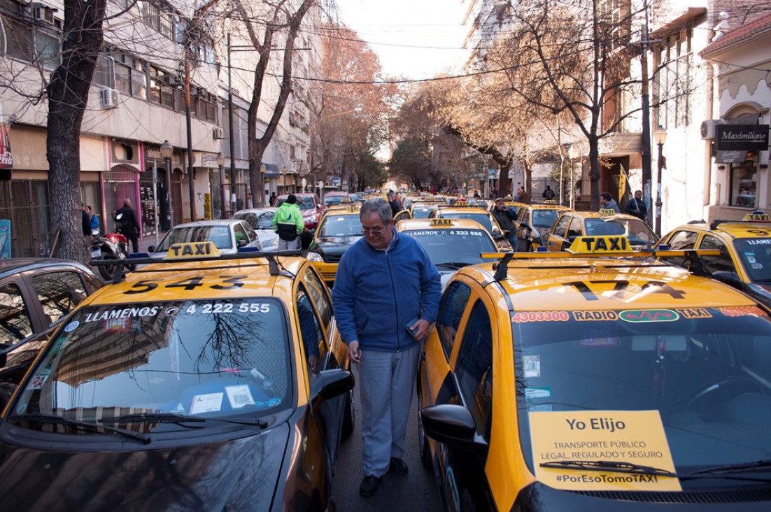 imagen Audiencia: la bajada de bandera de los taxis rondaría los $ 29