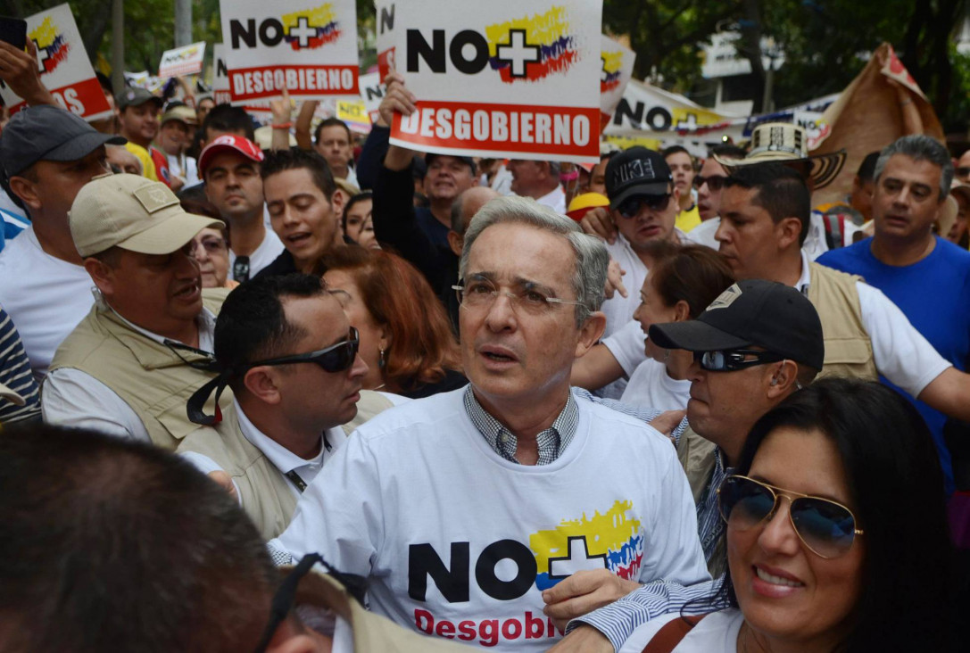 imagen Uribe reclamó con prisa un acuerdo de paz en Colombia 