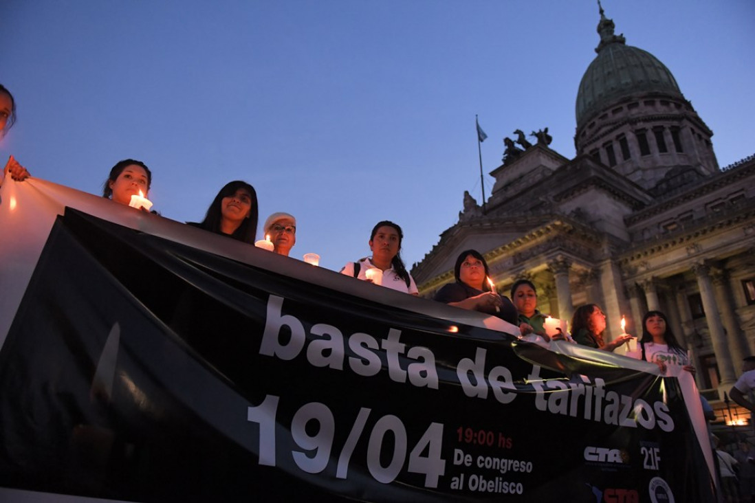 imagen Multitudinaria "Marcha de las velas" contra el tarifazo