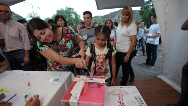 imagen La gente votó por primera vez para elegir a la reina