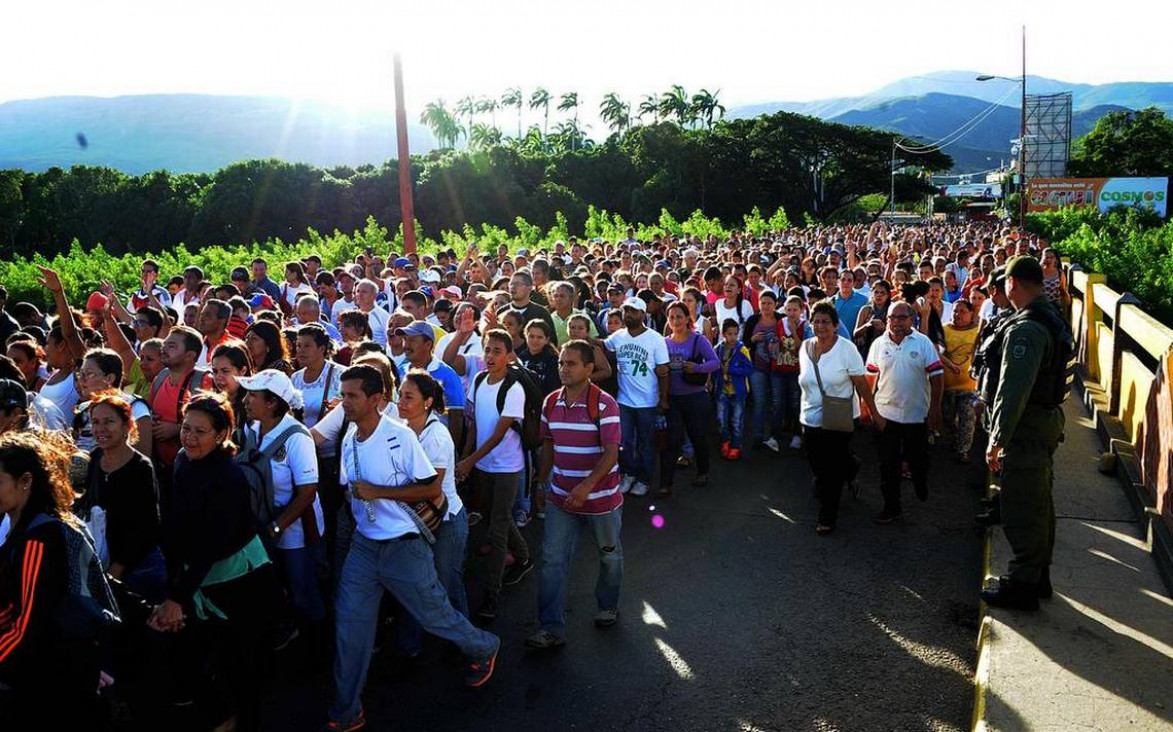 imagen Video: miles de venezolanos cruzan la frontera en busca de alimentos