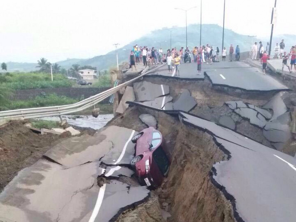 imagen El gobierno de Ecuador confirma que ya son 350 los muertos por el sismo