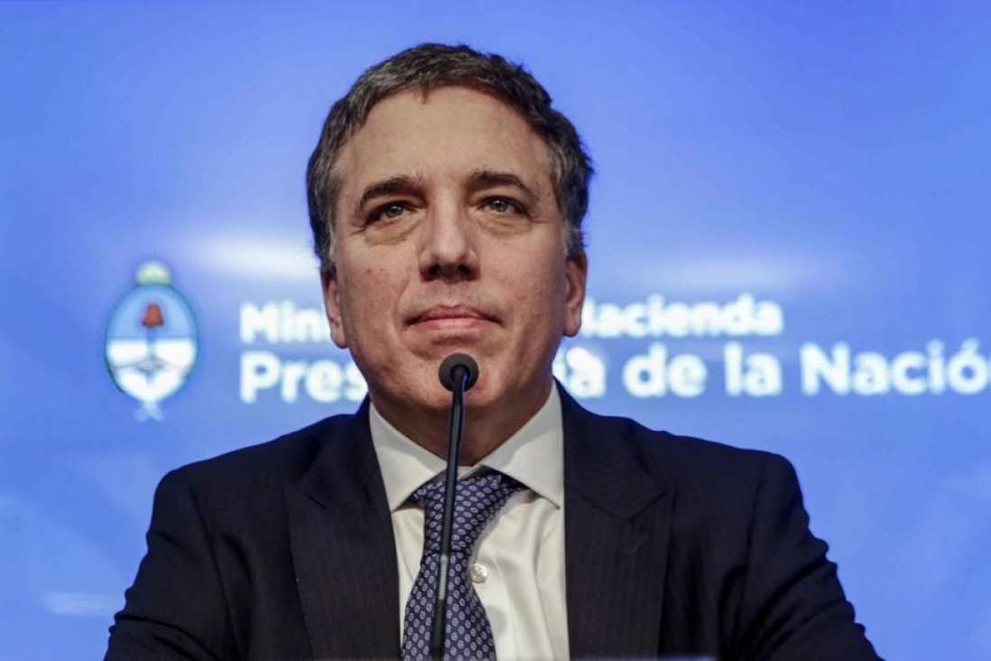 imagen Dujovne va por más deuda