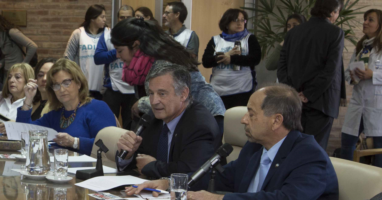 imagen Pizzi marcha a la Plaza Independencia para apoyar el reclamo docente