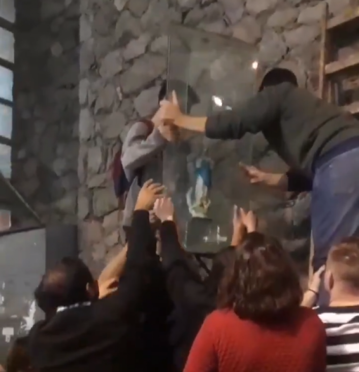 imagen Estudiantes quitaron una virgen de la Universidad Nacional de Córdoba