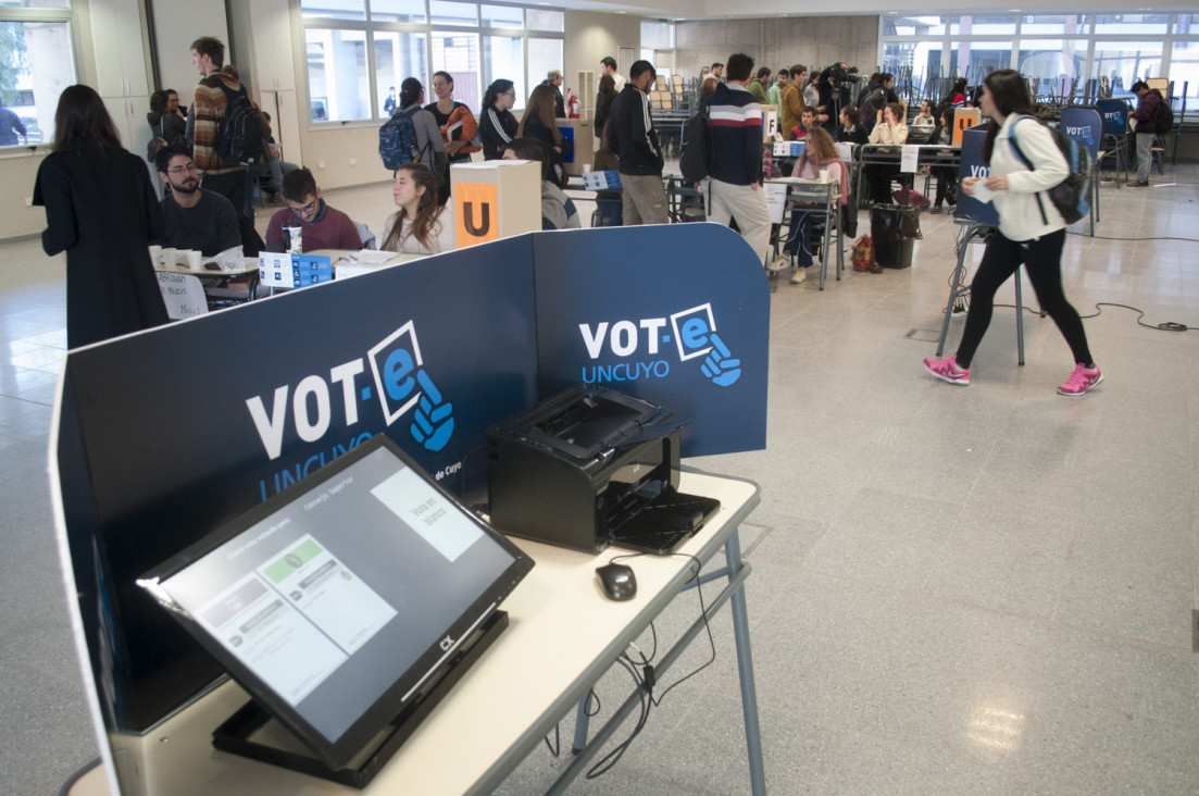 imagen La UNCUYO estrenó el voto electrónico
