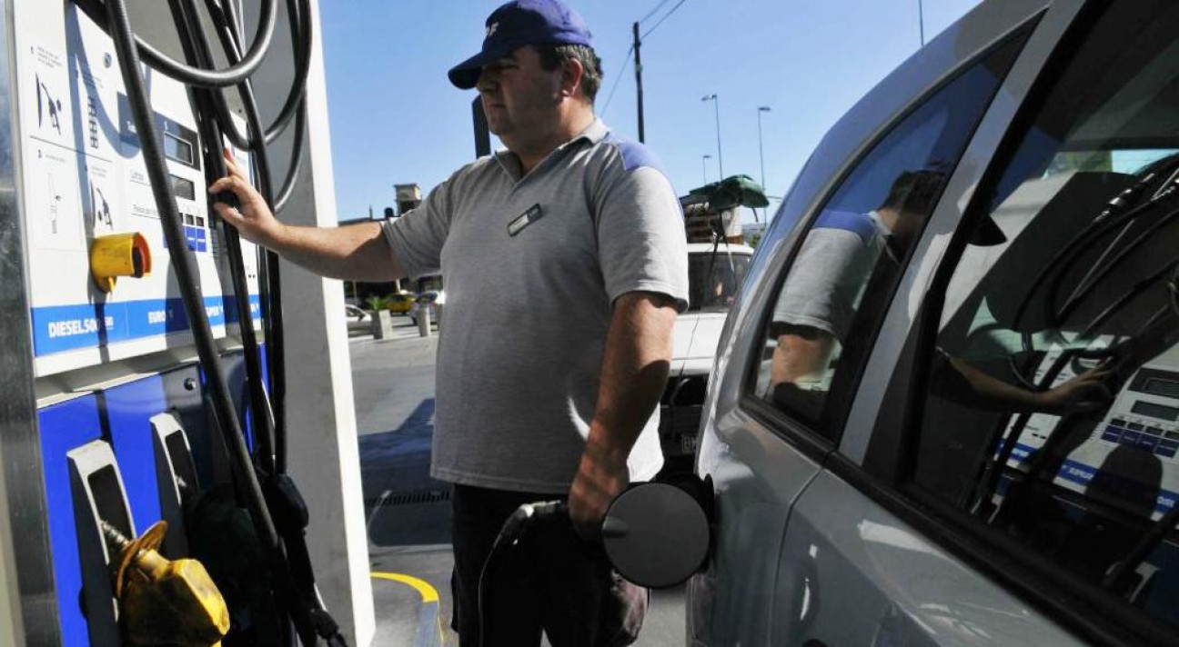 imagen Mendoza: llenar el tanque sale casi $ 900 más caro que el año pasado